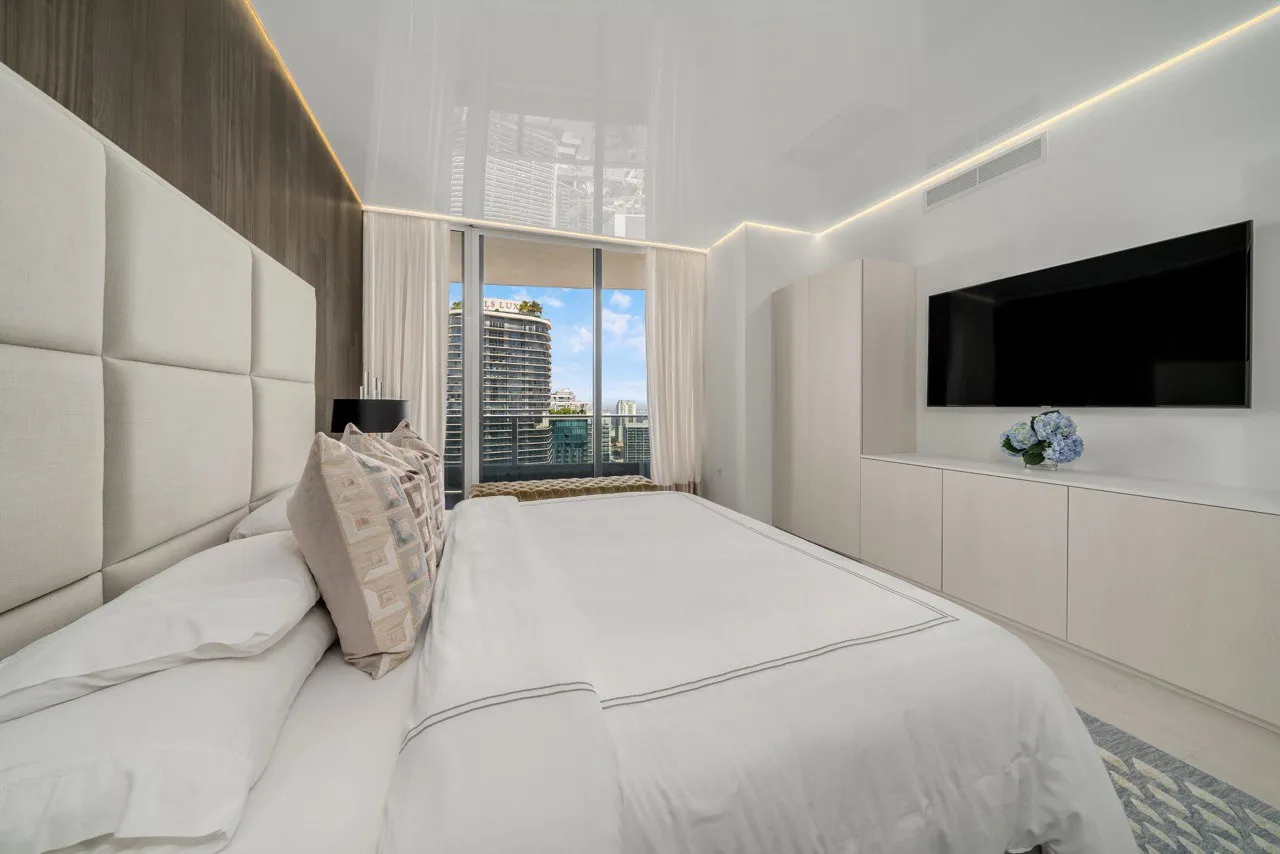 Skyline Reflection – Miami Gloss Ceiling with Ambient Geometry - Image 2