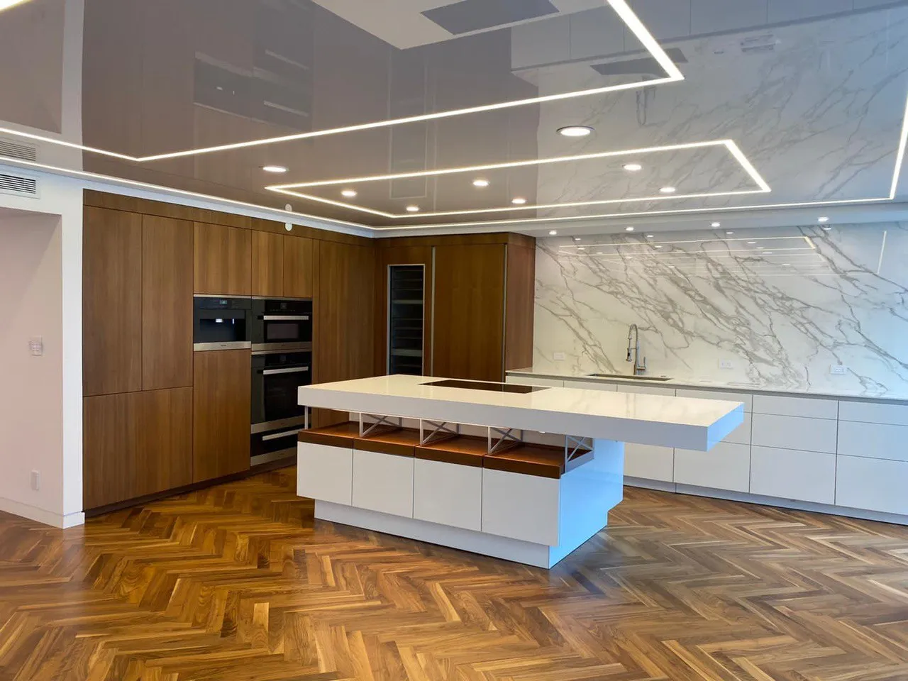 Skyline Glow – Oceanview Penthouse