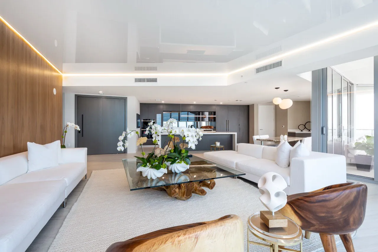 Skyline Serenity – Luxury Penthouse in Miami - Image 2
