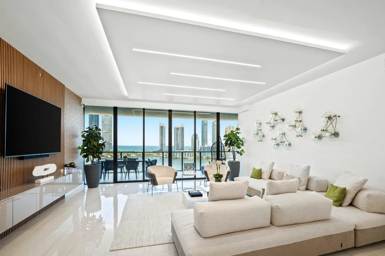 Golden Hour Luxe – High-Rise Living in Miami - Image 7